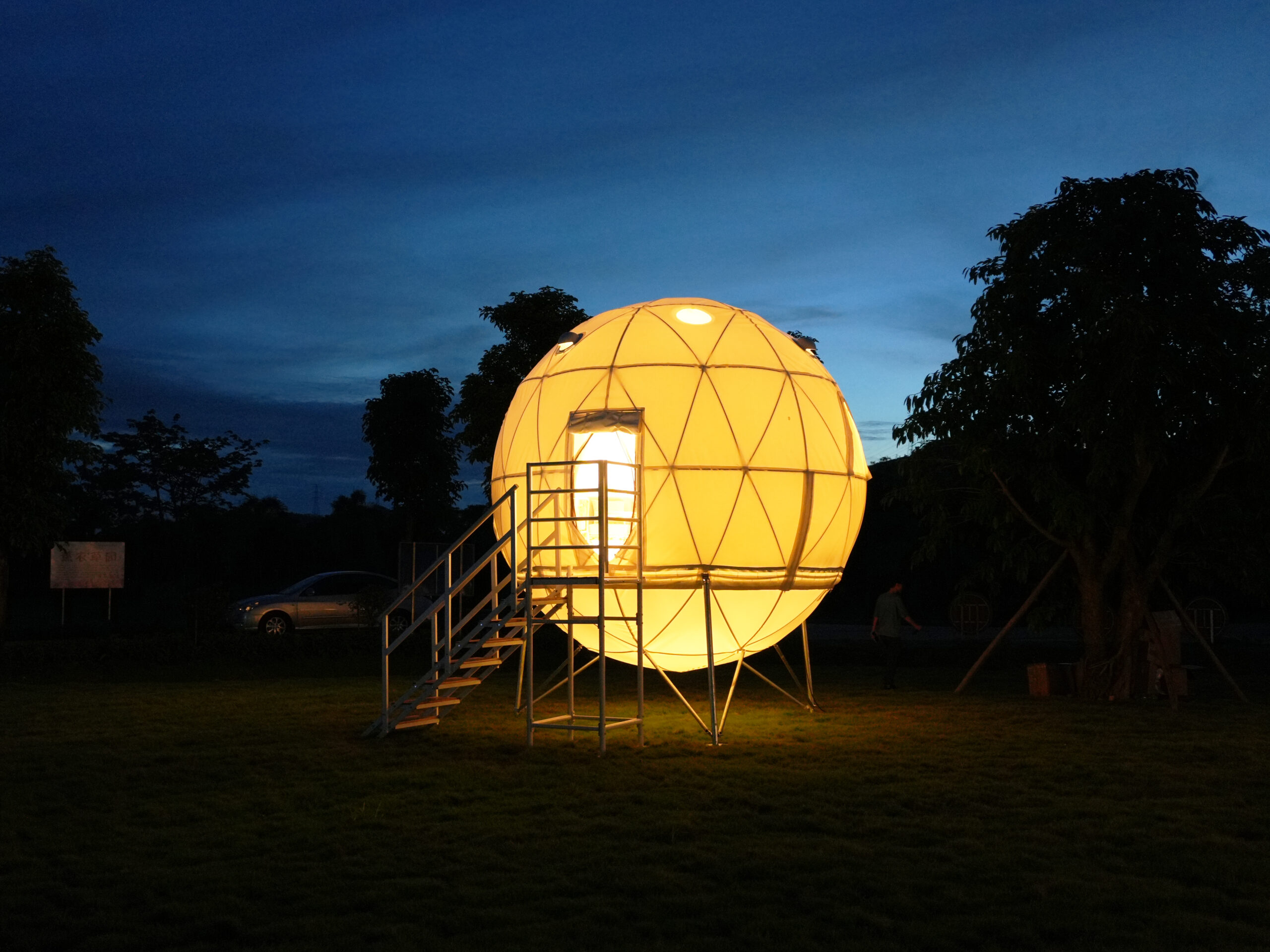 光を放つスフィアテント